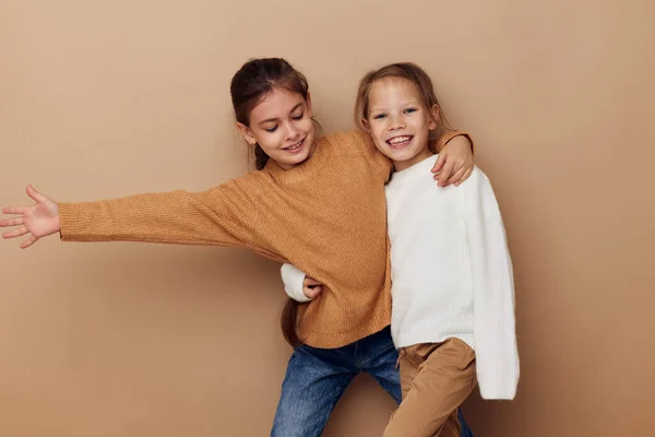 Две улыбающиеся девочки дружат друг с другом детская жизнь — стоковое фото