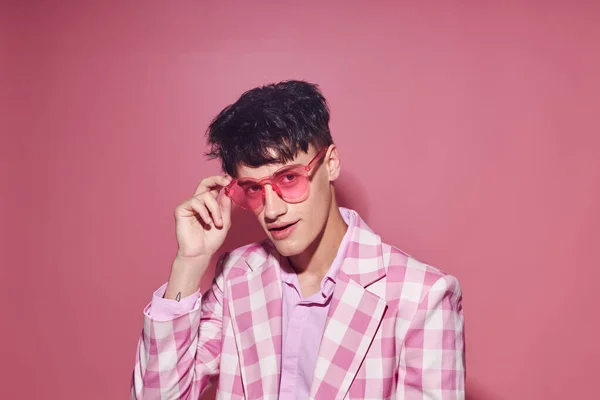 Молодий чоловік рожева сорочка і піджак для окулярів модний елегантний стиль Стиль життя незмінний — стокове фото