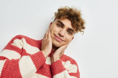 Yakışıklı adam el hareketi eğlenceli, soyutlanmış bir geçmiş.