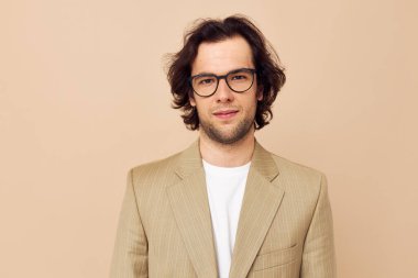 Takım elbiseli bir adam duygularını dışa vuruyor.