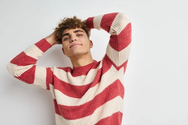 Perverzní chlap v pruhovaném svetru pózující životní styl beze změny — Stock fotografie