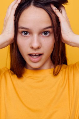 Sarı tişörtlü genç kadın modası. Kot şortu. Yaşam tarzı değişmemiş.