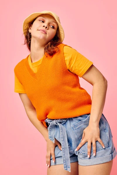 Retrato de uma jovem mulher laranja suéter emoções divertido corte vista inalterada — Fotografia de Stock