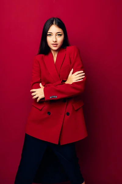 Vacker brunett ljus makeup röd jacka poserar studio modell oförändrad — Stockfoto