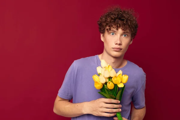 Rizado chico rojo cabello en casual desgaste ramo de flores regalo rojo fondo inalterado — Foto de Stock