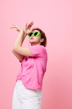 Pembe tişörtlü yeşil gözlüklü genç bir kadının portresi Gençlik Moda Stüdyosu