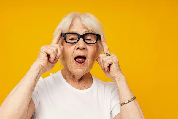 Retrato de uma velha mulher amigável problemas de visão com óculos de fundo isolado — Fotografia de Stock