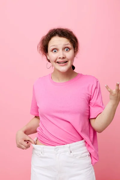 Atraente jovem moda rosa t-shirt decoração posando Estilo de vida inalterado — Fotografia de Stock