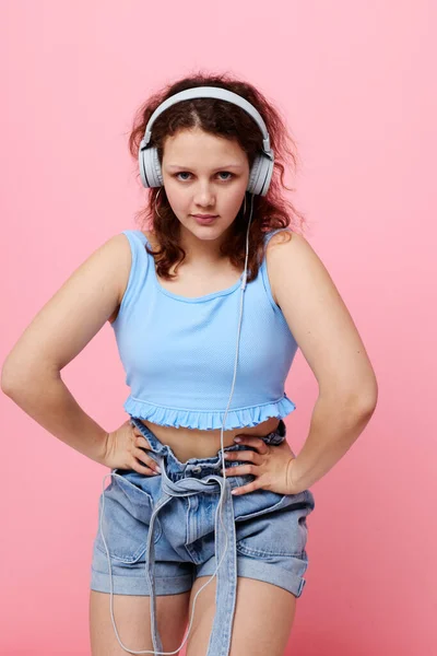 Meisje in modieuze kleding dragen hoofdtelefoon muziek entertainment — Stockfoto