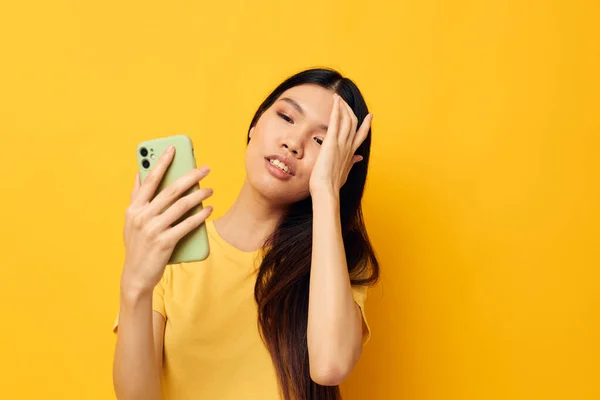 스마트폰을 들고 있는 아시아인아름다운 젊은 여성의 모습은 변하지 않은 삶의 방식 과 밀접 한 감정을 나누고 있다. — 스톡 사진