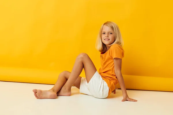 Küçük bir kızın portresi gülümseyen el hareketleri gelişigüzel hareketler giyim eğlenceli soyutlanmış arka plan değiştirilmemiş — Stok fotoğraf