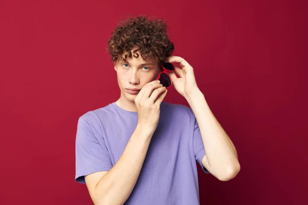 Fiatal göndör hajú férfi nyári stílus divat napszemüveg elszigetelt háttér — Stock Fotó