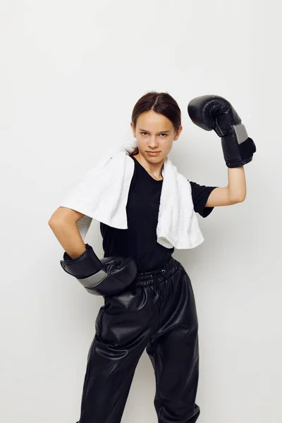 Atletische vrouw in zwarte sport uniform bokshandschoenen handdoek fitness training — Stockfoto