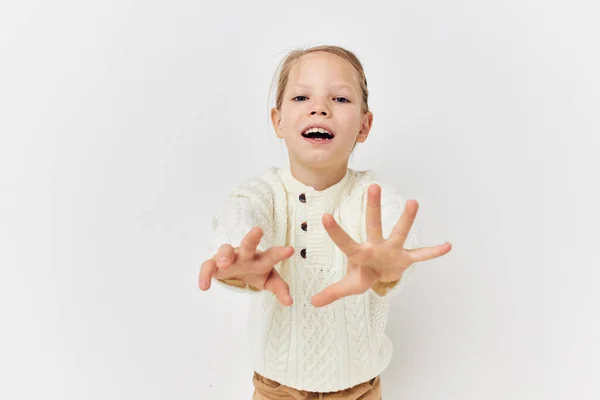 Bambina in un maglione bianco vestiti alla moda sfondo leggero — Foto Stock