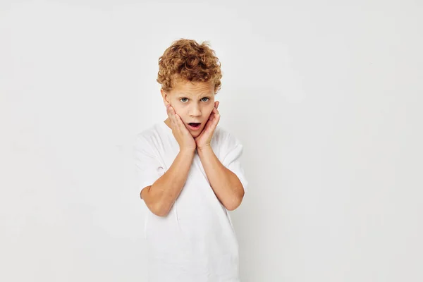 흰색 티셔츠외진 배경에서 웃는 어린 소년의 사진 — 스톡 사진