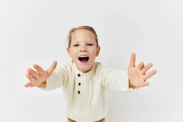 Portrét šťastné usměvavé dítě dívka oblečení módní světlé pozadí — Stock fotografie