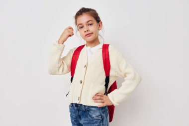 Güzel bir kız öğrenci sırt çantası okul yaşam tarzı değiştirilmemiş