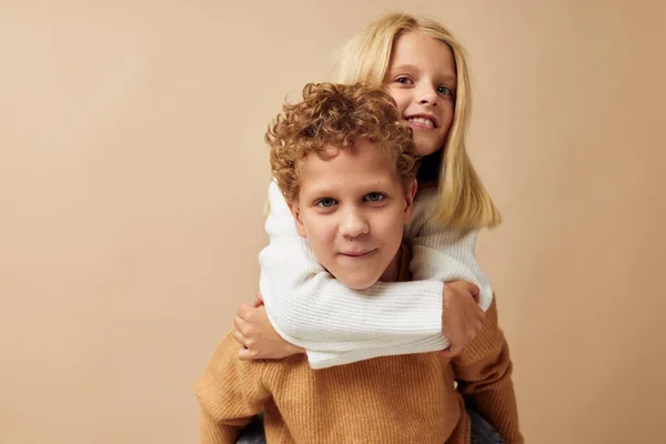 Foto de dos niños de pie junto a las emociones que posan fondo aislado — Foto de Stock