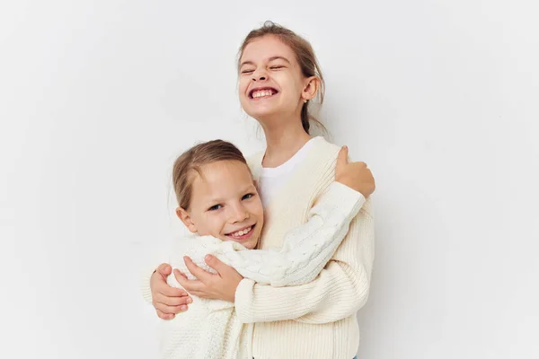 Dvě holčičky ve svetrech pózující přátelství zábava — Stock fotografie