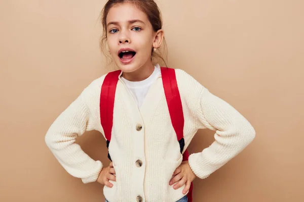 Niña bonita mano gesto mochila roja infancia inalterada — Foto de Stock