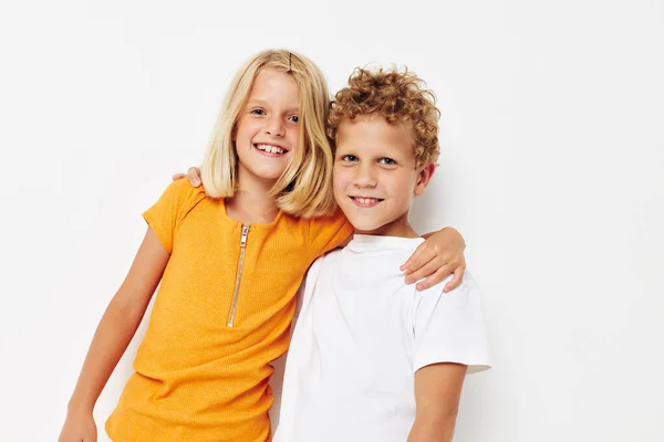 Chlapec a dívka drží ruce přátelství zábavné dětství — Stock fotografie