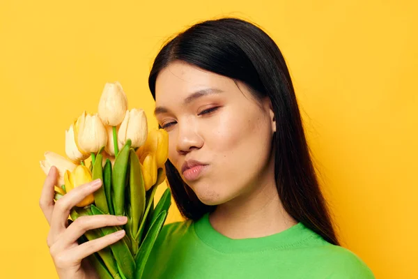 Žena s asijským vzhledem kytice květin romantika jaro představovat izolované pozadí beze změny — Stock fotografie