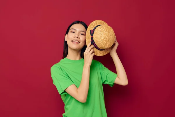 Hezká brunetka v zeleném tričku gestikulace s rukama zábava červené pozadí beze změny — Stock fotografie