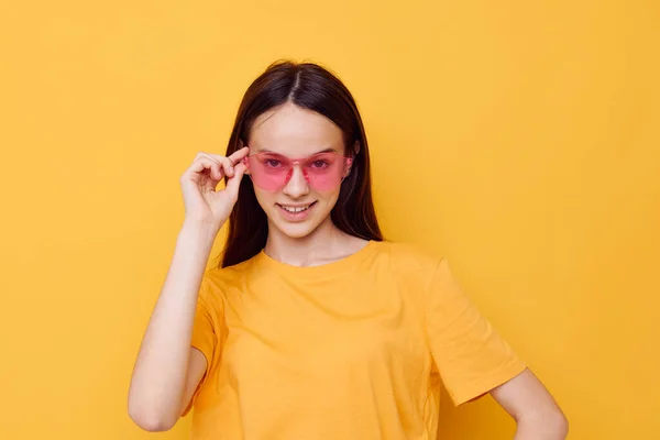 Menina bonita rosa óculos estilo juventude casual desgaste isolado fundo — Fotografia de Stock