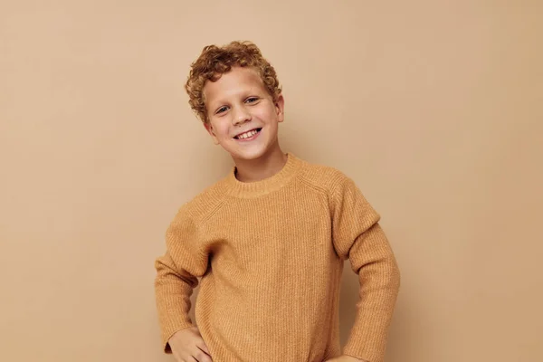 Foto di giovane ragazzo in un maglione beige in posa divertente Stile di vita inalterato — Foto Stock