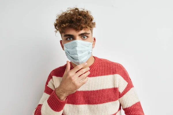 Homem vestindo máscara médica protetora saúde posando — Fotografia de Stock