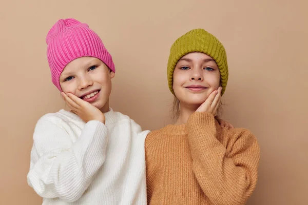 Duas meninas bonitos diversão posando moda — Fotografia de Stock