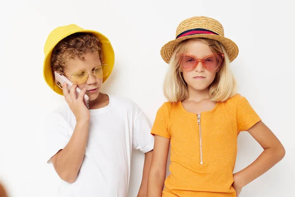 핸드폰 친구들 과 모자를 쓰고 있는 아이들 — 스톡 사진