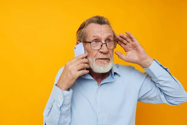 Retrato de hombre mayor feliz barba gris con gafas hablando en el teléfono vista recortada —  Fotos de Stock