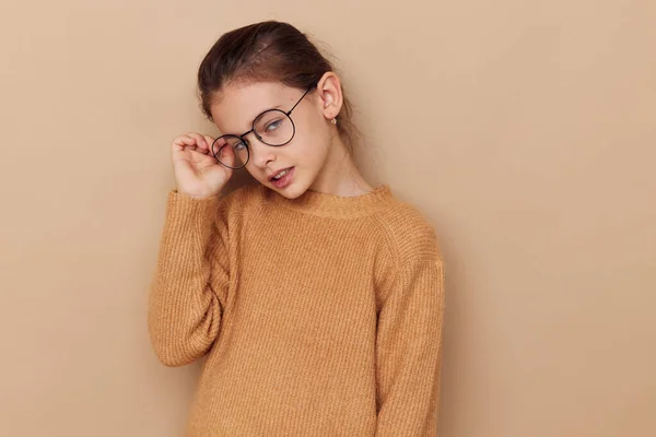 Liten flicka med glasögon känslor gest händer Livsstil oförändrad — Stockfoto