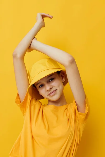 Vonzó nő sárga kalapban Ifjúsági stílus alkalmi kopás sárga háttér — Stock Fotó