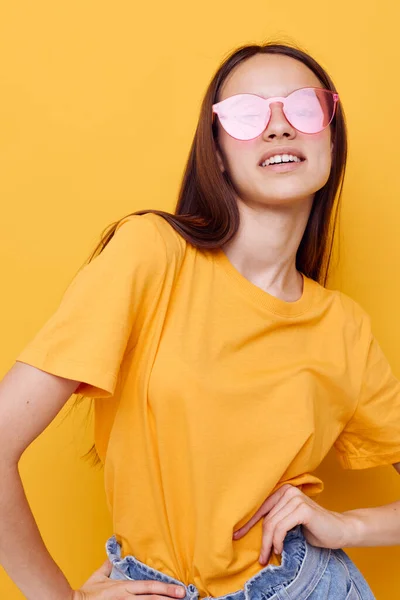 Vacker flicka rosa glasögon Ungdom stil casual bära isolerad bakgrund — Stockfoto