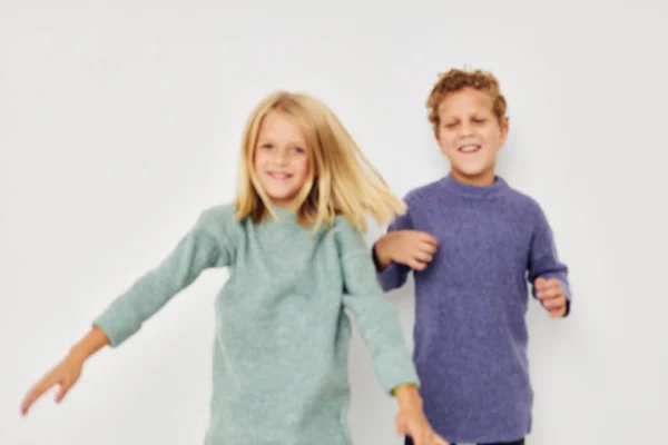 Foto de duas crianças gesticular com as mãos juntas fundo isolado — Fotografia de Stock