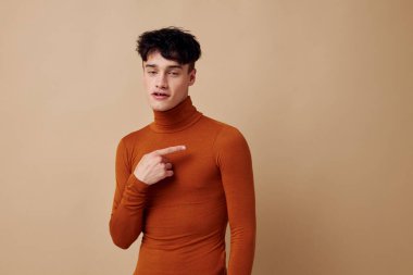 Moda giysileri içinde genç bir adamın portresi stüdyo tarzı modern yaşam tarzı değiştirilmemiş.