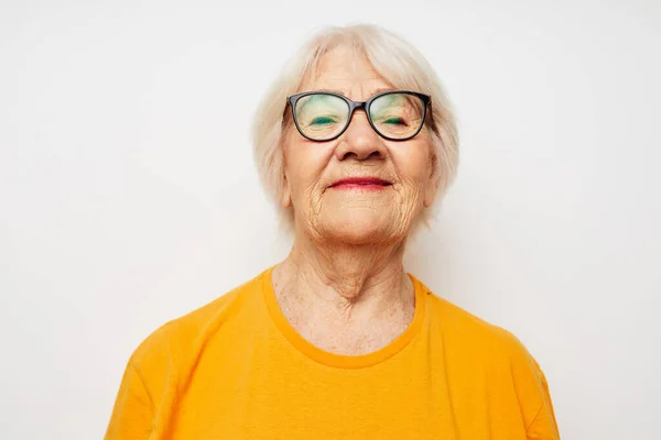 Foto de jubilada anciana salud estilo de vida gafas tratamiento aislado fondo — Foto de Stock