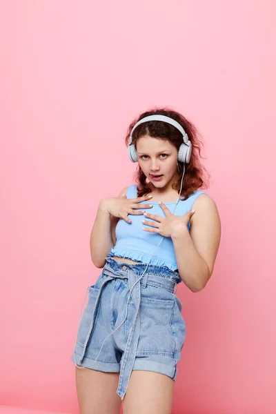 Bonito jovem menina vestindo fones de ouvido música casa moda inalterada — Fotografia de Stock
