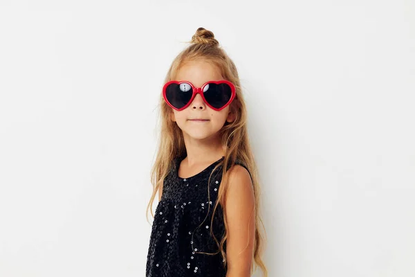 Маленька дівчинка сонцезахисні окуляри чорна сукня мода — стокове фото