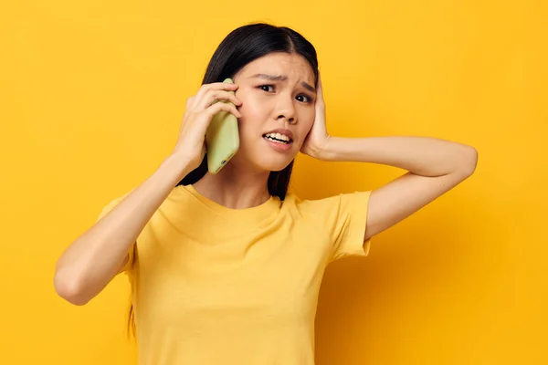 Mujer con apariencia asiática se comunica en el teléfono emociones modelo de estudio inalterado — Foto de Stock