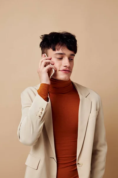 Φωτογραφία νεαρός φίλος θέτει με ένα τηλέφωνο στα χέρια του σε ένα σακάκι κομψό στυλ Lifestyle αμετάβλητη — Φωτογραφία Αρχείου