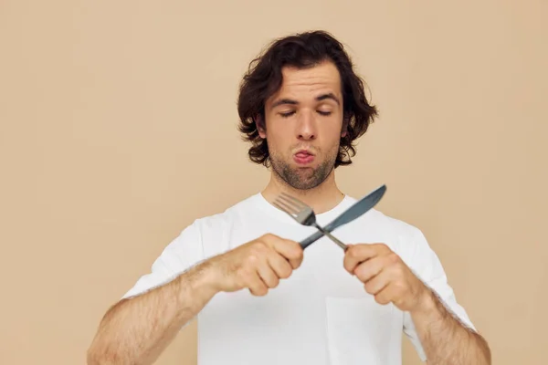 Homme émotions couteau et fourchette batterie de cuisine fond isolé — Photo