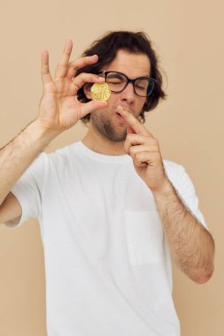 Neşeli erkek duyguları kripto para birimi finansmanı yakın plan izole edilmiş arka plan