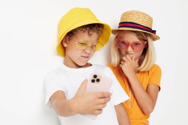Çocukluğunda telefon eğlence teknolojisi olan kız ve erkek.
