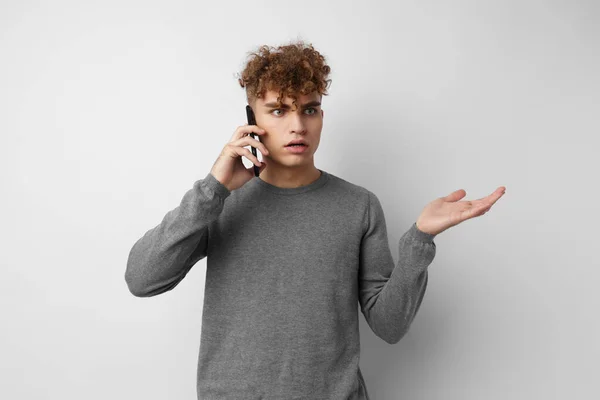 Perverzní chlap při pohledu na telefon móda izolované pozadí — Stock fotografie