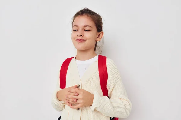 Vacker ung flicka hand gest röd ryggsäck barndom oförändrad — Stockfoto