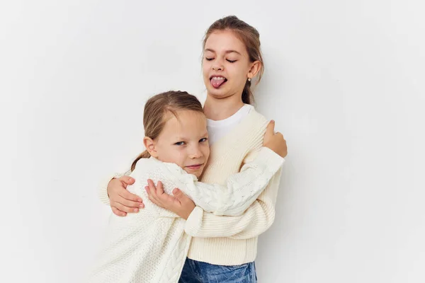 Δύο μικρά κορίτσια φίλες ποζάρουν ελαφρύ φόντο — Φωτογραφία Αρχείου