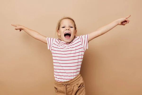 Alegre chica en una camiseta a rayas gestos con sus manos — Foto de Stock